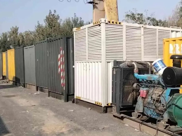新龙镇200KW柴油发电机机组每小时油耗是多少？